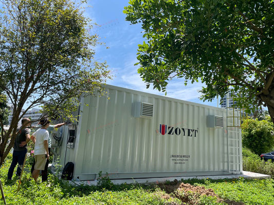 حاوية تخزين بطارية مخصصة ومُعبأة باللون الأبيض